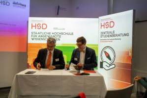Am 6. Dezember 2022 fand die feierliche Unterzeichnung individueller Kooperationsvereinbarungen an der Hochschule Düsseldorf (HSD) statt, in denen verbindliche Maßnahmen zur Ausgestaltung des Übergangs von der Schule in die Hochschule für die Schüler*innen von 14 Kooperationsschulen festgehalten wurden.